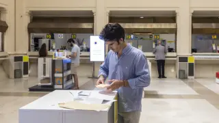 Solicitud de voto en la sede de Correos en Zaragoza