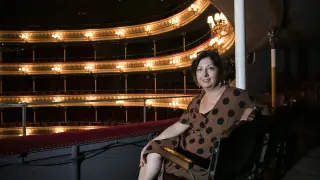 Ana Alcolea inventa una cantante que actúa en grandes escenarios como el Teatro Principal.