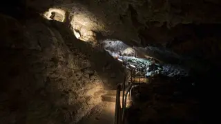 La cueva de las Güixas está situada en la base del macizo del Collarada, en el corazón del valle del Aragón