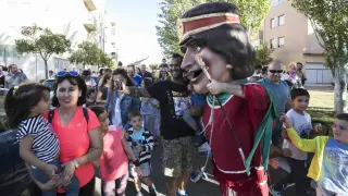 Fiestas del Pilar 2019. Comparsa de gigantes y cabezudos en el barrio de Santa Isabel.