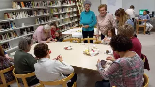 Las integrantes del club de lectura impartieron un taller de marcapáginas de ganchillo.