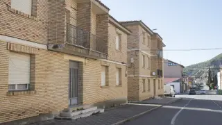 Bloque de cuatro viviendas del ADIF adquirido por el Ayuntamiento de Ayerbe.