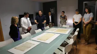 Danilo Moncada Zarbo di Monforte, príncipe de Monforte y de Soria, escucha las explicaciones sobre los documentos antiguos de sus antepasados que se guardan en Mequinenza