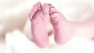 Los pies de un bebé.