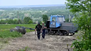 Dos artificieros ucranianos examinan un camino en busca de minas en la localidad de Balakliya, dentro de la región de Járkov.