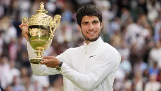 Spain's Carlos Alcaraz celebrates with the trophy after beating Serbia's Novak Djokovic to win the final of the men's singles on day fourteen of the Wimbledon tennis championships in London, Sunday, July 16, 2023. (AP Photo/Kirsty Wigglesworth) Associated Press/LaPresse Only Italy and Spain