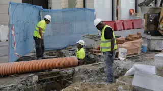 Varios albañiles trabajan en una obra en Madrid.