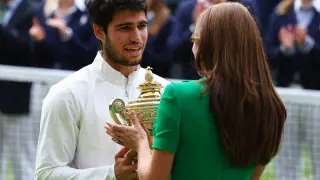 Tennis - Wimbledon - All England Lawn Tennis and Croquet Club, London, Britain - July 16, 2023 Spain's Carlos Alcaraz receives the trophy from Britain's Catherine, Princess of Wales after winning his final match against Serbia's Novak Djokovic REUTERS/Toby Melville