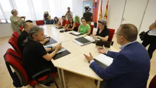 Felipe Faci recibe a los padres del CEIP María Zambrano
