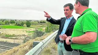Pedro Navarro y el portavoz del PP en Zuera, Gustavo Casanova, junto a la futura plataforma logística.