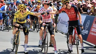 Vingegaard, Neilson Powless y Carlos Rodríguez en la etapa del domingo del Tour de Francia.