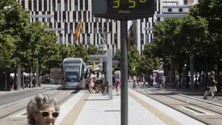 Un termómetro marca 35 grados en el centro de Zaragoza