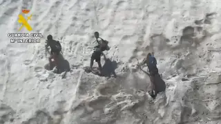 Los tres montañeros enriscados en el ascenso al Aneto.
