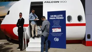 El PP instala una maqueta con el Falcon junto a la plaza de Colón, en Madrid.