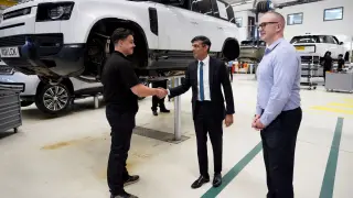 El primer ministro británico, Rishi Sunak, y el presidente de la junta directiva de Tata, Natarajan Chandrasekaran, en la factoría Jaguar Land Rover