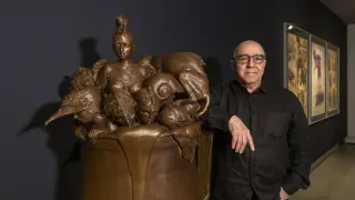 Roberto Fabelo, junto a una de las esculturas de su exposición en el Museo Goya.