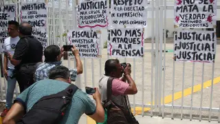 Pancartas de repulsa por el asesinato de otro periodista en México, Nelson Matus, en la delegación de la Fiscalía General de la República de Guerrero.
