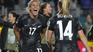 Hannah Lilian Wilkinson y Katie Bowen de Nueva Zelanda, tras la victoria contra Noruega en el Mundial Femenino.