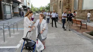 La alcaldesa Natalia Chueca saluda a una vecina de San Pablo en su visita a la reforma integral de la calle Ramón Celma.