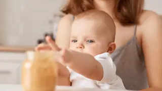 Un bebé comiendo un potito, papilla