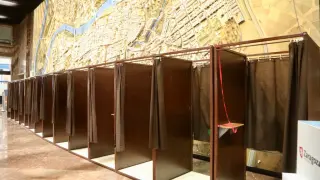 Cabinas preparadas para las elecciones generales 23-J en el hall del Ayuntamiento de Zaragoza, colegio electoral recurso archivo
