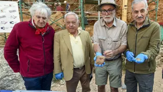 Los codirectores de Atapuerca, Juan Luis Arsuaga (i), Eudald Carbonell (2d) y José María Bermudez de Castro (d) entre otros,en las excavaciones en Atapuerca