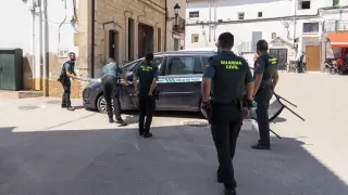 Agentes de la Guardia Civil acordonan el coche de uno de los heridos en Castellote.