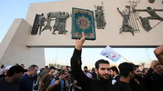 Baghdad (Iraq), 20/07/2023.- An Iraqi demonstrator carries a copy of the Koran and chant slogans during a protest at Tahrir square in Baghdad, Iraq, 20 July 2023. Dozens of supporters of Iraqi Shiite Popular Mobilization Forces gathered in Baghdad over the planned burning of a copy of the Koran in front of the Iraqi embassy in Stockholm for the second time. (Protestas, Suecia, Bagdad, Estocolmo) EFE/EPA/AHMED JALIL