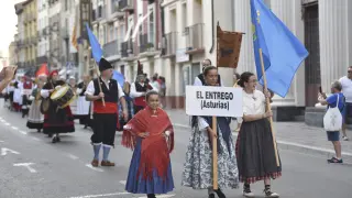 Los oscenses Estirpe de Aragonia compartieron pasacalles con los grupos Asociación D'Etnografía y Folclore 'L'Esperteyu' de El Entrengo (Asturias) y Orgullo Navarro (Pamplona).