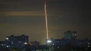 Cohetes rusos son lanzados contra Ucrania desde la región rusa de Belgorod, vista desde Kharkiv