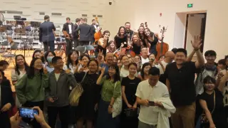Los asistentes se hicieron selfis con los músicos de la ORA.