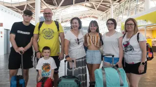 Raúl Urés en el aeropuerto de Zaragoza con su familia y el grupo con el que viaja a Londres.