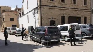 La Guardia Civil acordonó el coche en el que uno de los heridos llegó a la plaza de Castellote.