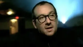 Elvis Costello, en el vídeo de 'She'.