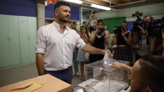 El cabeza de lista de ERC al Congreso por Barcelona, Gabriel Rufián, ejerce su derecho al voto en la Escuela Mercè Rodoreda en Badalona.