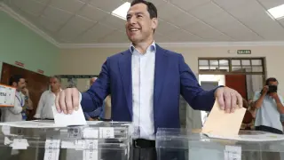 Juanma Moreno, presidente de Andalucía y líder del PP andaluz, votando este 23J en Málaga.