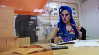 La 'drag queen' Onyx en el Colegio Montserrat de Madrid.