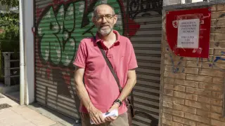 Manuel Alonso junto al cartel de cierre de la biblioteca.