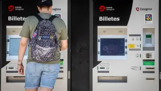 Máquinas expendedoras en una parada del tranvía de Zaragoza