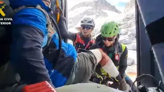 Rescate de un montañero francés por una caída en el glaciar del Aneto.