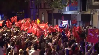 "Ista ista ista, España socialista", cantan los congregados en la sede del PSOE.