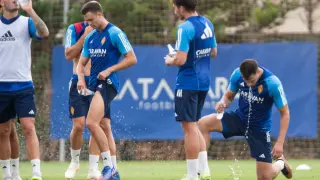 Cientos de botellines de agua se han consumido desde las 9.30 hasta pasadas las 11.00 en el campo de entrenamiento del Real Zaragoza en San Pedro del Pinatar (Murcia) a causa del calor y la humedad.