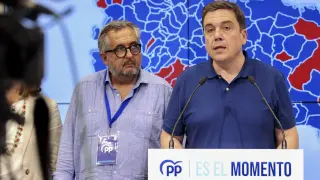 El presidente del PP en La Rioja, Alberto Galiana (d), junto al candidato al Senado del PP por La Rioja, Luis Martínez Portillo.