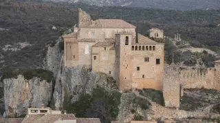 Castillo y colegiata de Alquézar (Huesca) en lo alto de una pared de roca.