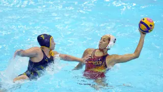 Judith Forca Ariza (D) del equipo español en acción durante el partido de Waterpolo entre España y Kazajistán.
