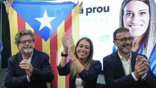 La cabeza de lista de Junts, Miriam Nogueras (c), acompañada del vicepresidente del partido, Josep Rius (d), y el candidato al Senado, Antoni Castella