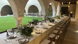 Montaje de mesas para un evento en el claustro del santuario de Peñarroya.