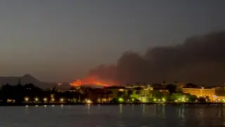 Incendio forestal en la isla griega de Corfú