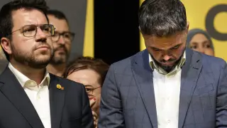 El cabeza de lista de ERC, Gabriel Rufián, junto al presidente de la Generalitat, Pere Aragonès (i), comparece para valorar los resultados electorales de las elecciones generales