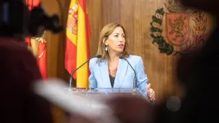 La alcaldesa de Zaragoza, Natalia Chueca, en su comparecencia este martes en el arco de banderas del Ayuntamiento de Zaragoza.